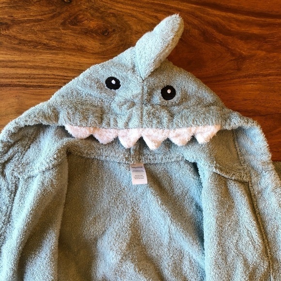 Baby Aspen Blue Shark Bathrobe 🦈 - Picture 3 of 8